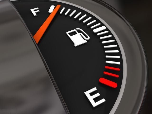 在高速公路上車快沒油了，附近又沒加油站該怎么辦？